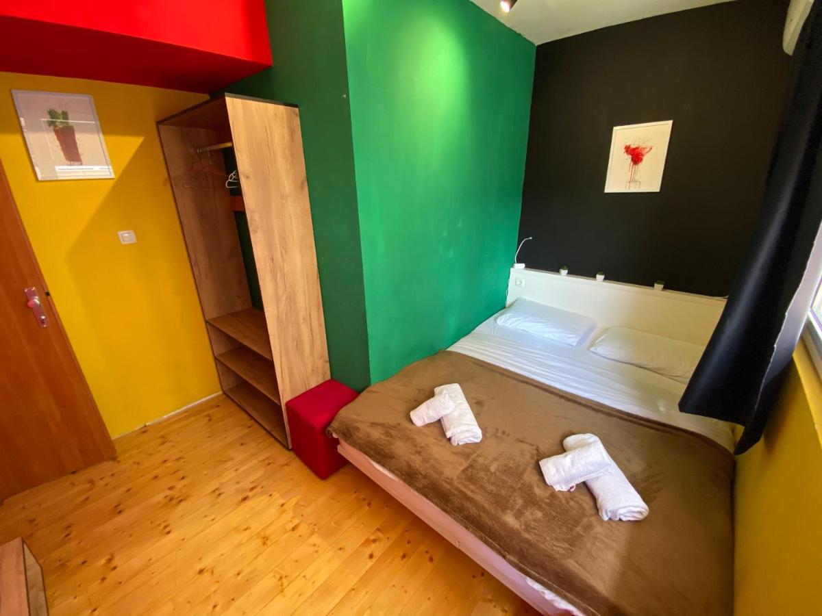 Mickitos Hostel & Apartments 斯科普里 外观 照片